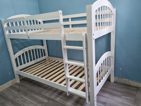 Hình ảnh lắp đặt giường tầng gỗ thông KTPGT01 màu trắng cho khách hàng